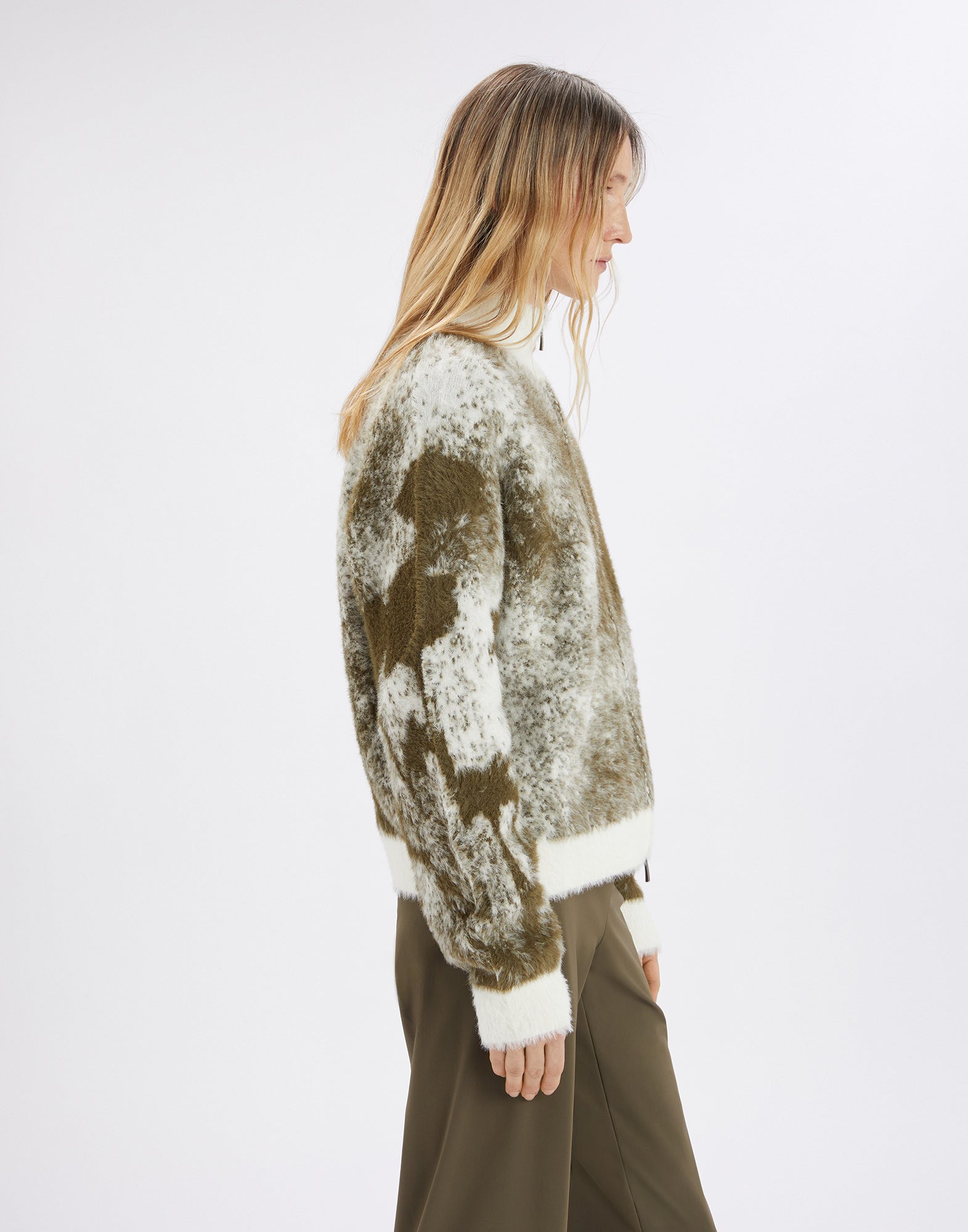 Side view: model wears the SUMMON UP cardigan in two-tone jacquard with floral pattern on the right sleeve, stand collar, and solid-colour cuffs.